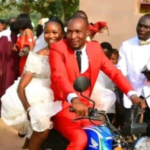 “Life no suppose hard” – Adorable moment bride and groom arrive church on a bike