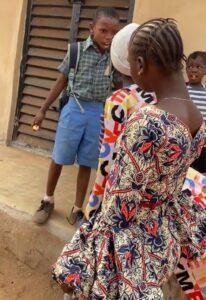 “Me I no dey fear anybody” – Moment young school boy confronts older lady who tried to bÛlly him